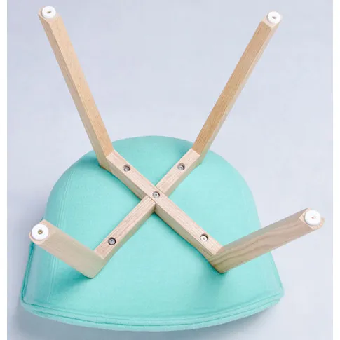 Fotel z drewnianymi nogami Meris