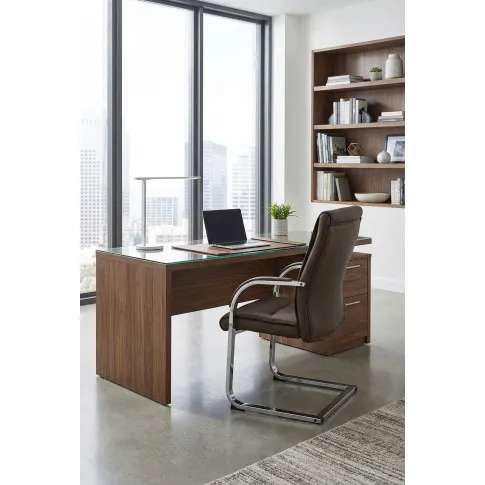 Biuro z brązowym krzesłem biurowym Elasi 2X
