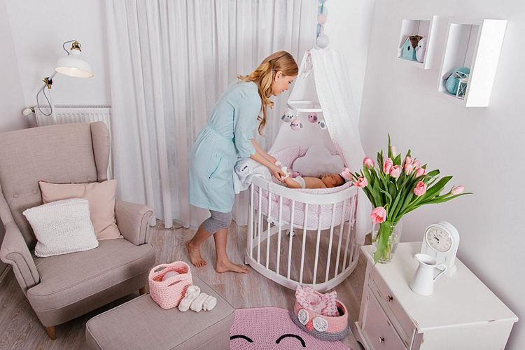 Różowe łóżeczko dziecięce z materacem Nigras 7X