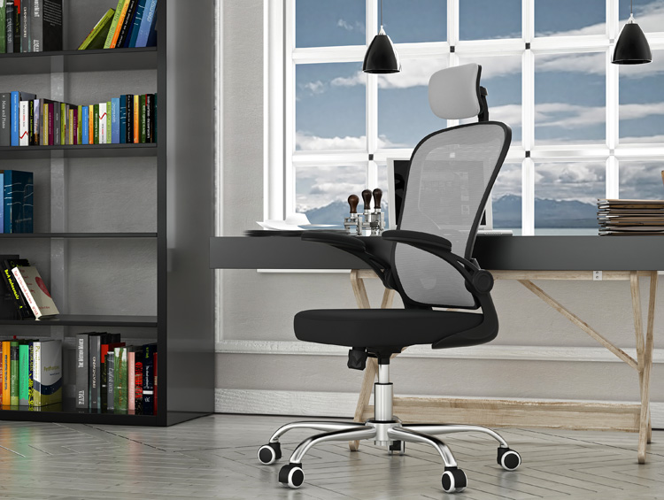 Szary obrotowy fotel pracowniczy Meir z regulacją zagłówka i oparcia