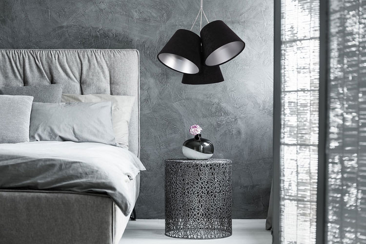 Czarna potrójna lampa wisząca EXX69-Solid z trzema welurowymi abażurami