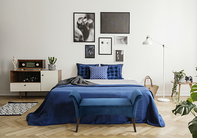 Niebieska ławka welurowa Erlina - nowoczesna