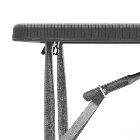 Siedzisko czarnej ławki ogrodowej Estella