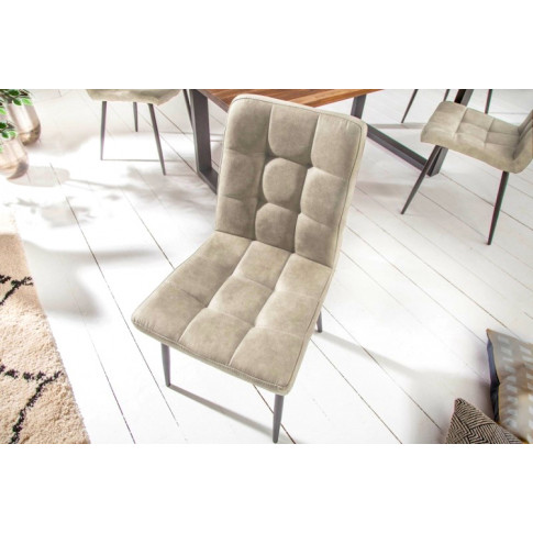 Jasnobrązowe krzesło metalowe tapicerowane Adoma