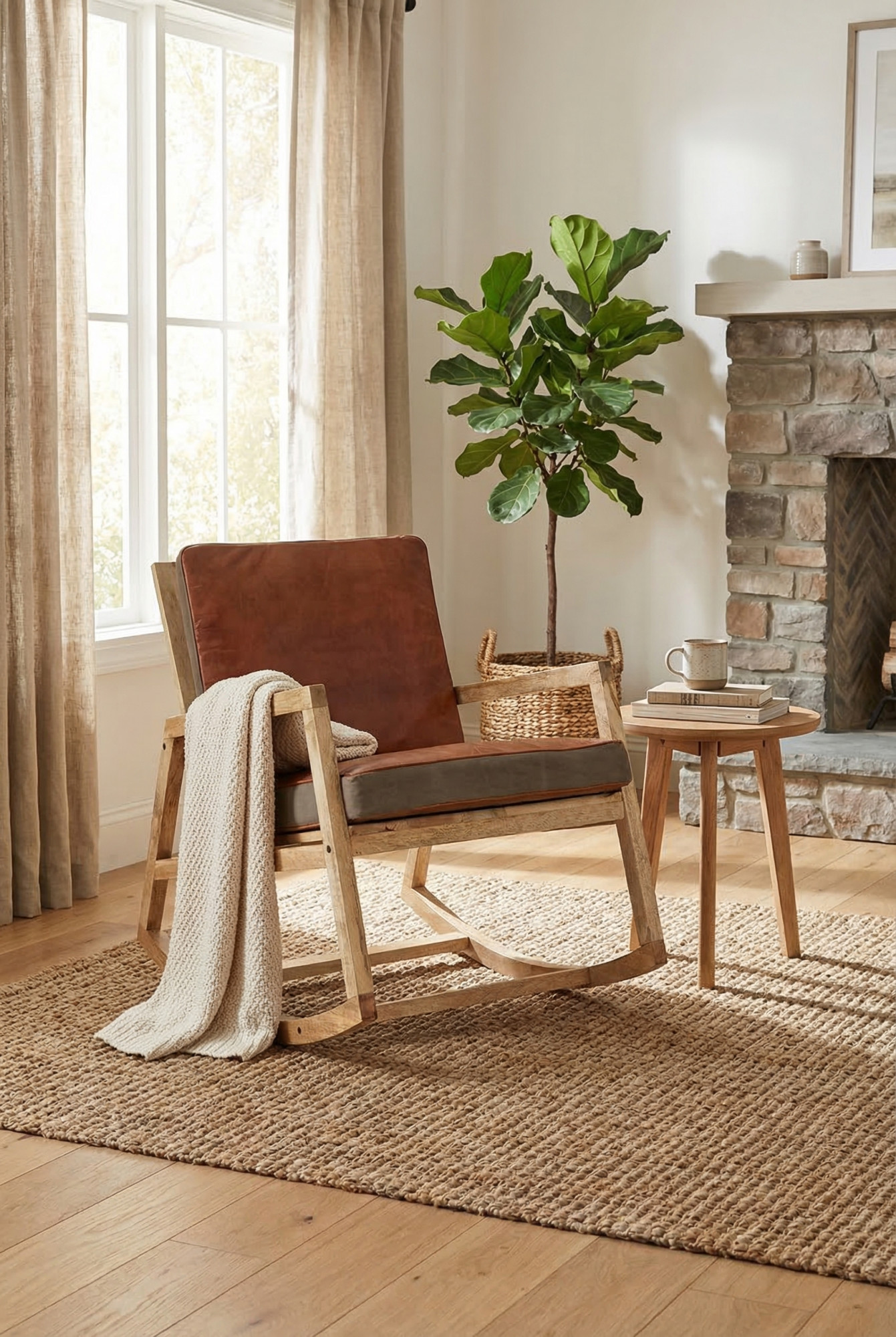 Salon z wykorzystaniem drewnainego fotela wypoczynkowego skórzanego Pegi