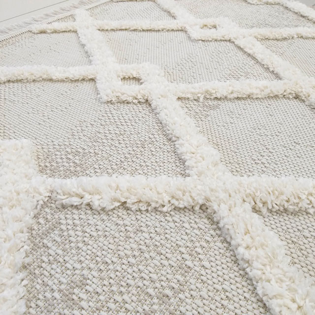 Kremowy dywan we wzory do salonu Perso