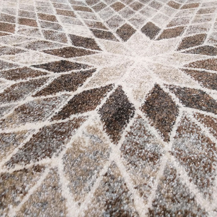 Beżowy nowoczesny dywan we wzory do salonu Tureso
