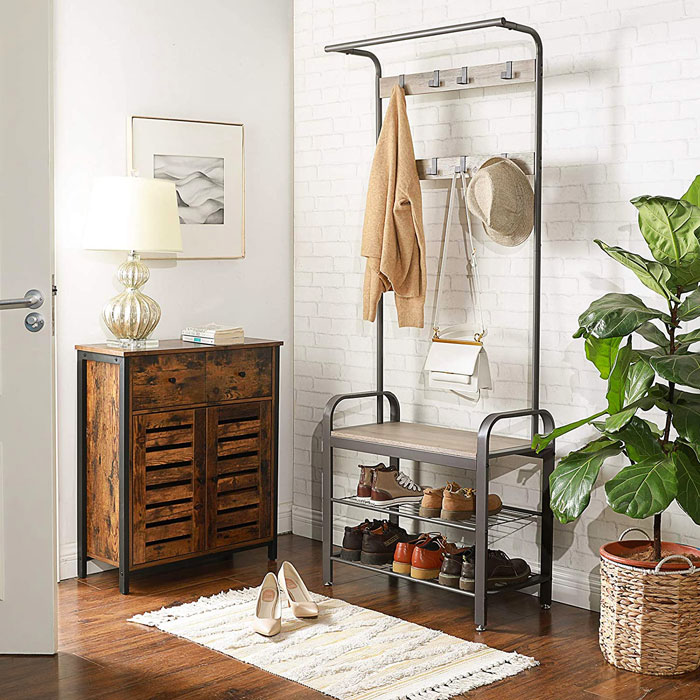 Przedpokój z wykorzystaniem wieszaka z ławką Pareno