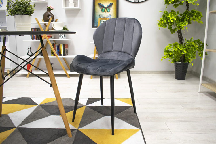 Salon z zastosowaniem krzesła z kompletu Edi marki Elior