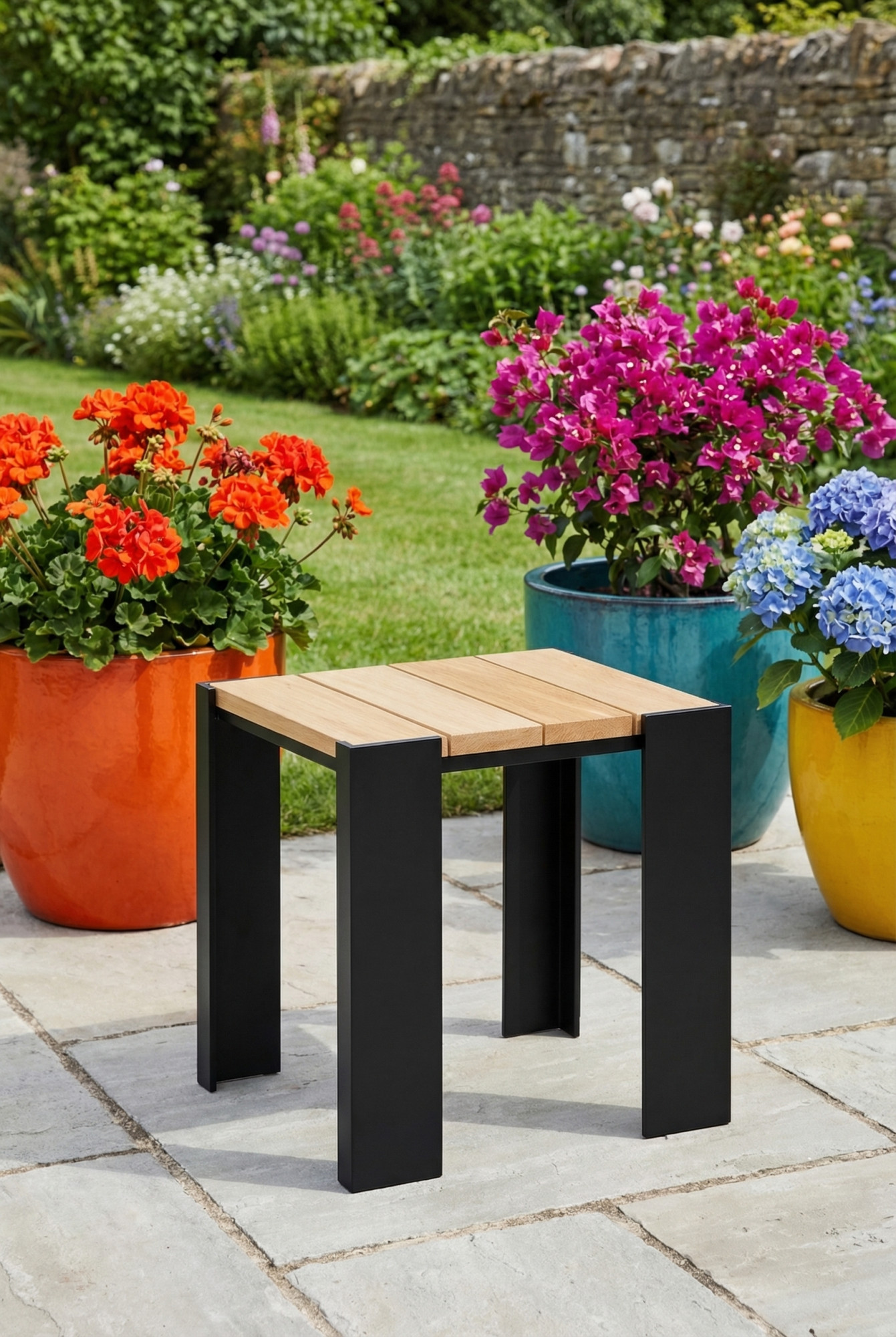 Przykładowa aranżacja z kwadratowym taboretem Omexa w ogrodzie