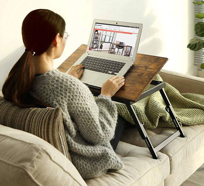 Przykład wykorzystania składanego stolika pod laptopa Nala