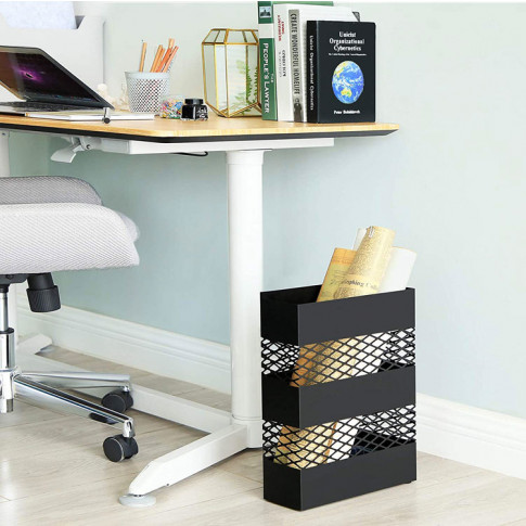 czarny parasolnik marisol wykorzystany jako stojak w nowoczesnym biurze