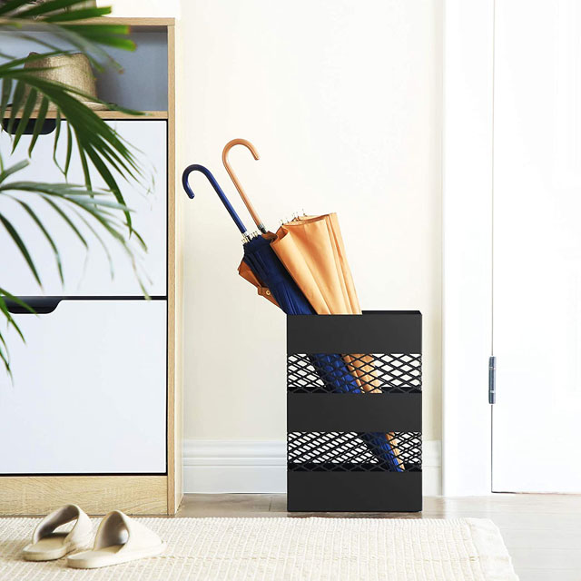 Przedpokój z zastosowaniem stojaka na parasole Kolma