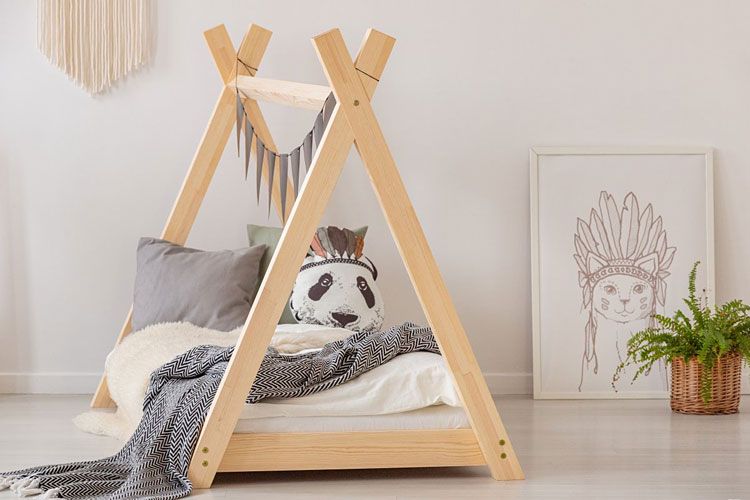 Drewniane łóżko domek tipi Janga 13X w pokoju dziecka