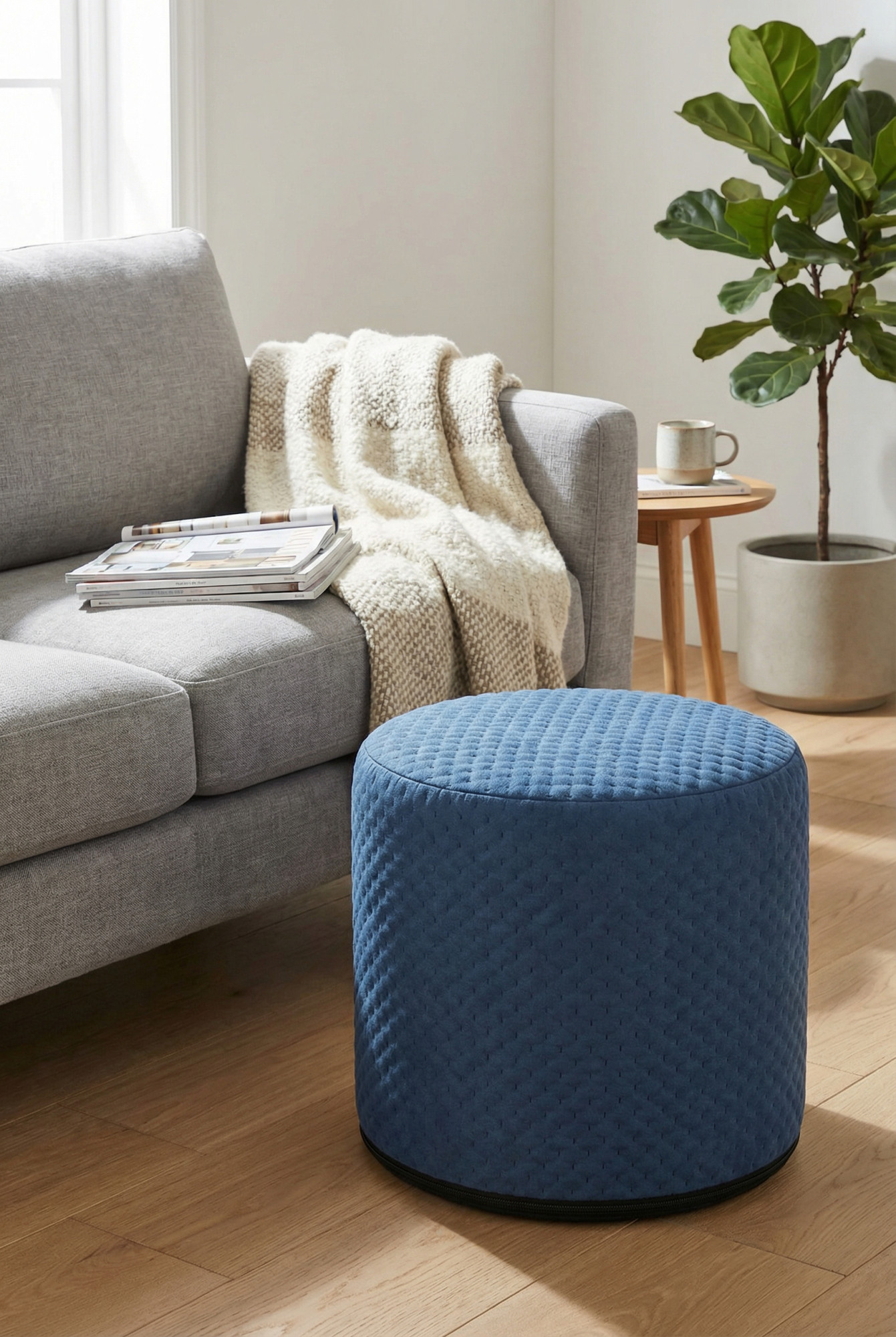 Aranżacja salonu z tapicerowaną pufą welurową - Hungi 3S