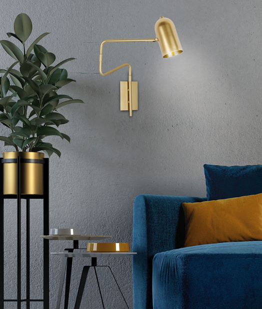 Zastosowanie złotego kinkietu K059-Pikko w nowoczesnym salonie