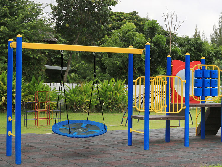 Plac zabaw z wykorzystaniem dziecięcej huśtawki ogrodowej Nini