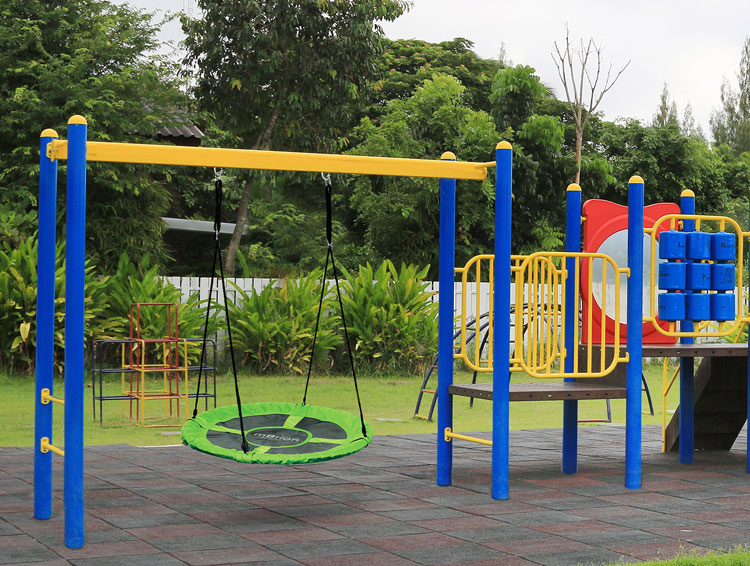 Plac zabaw z wykorzystaniem dziecięcej zielonej huśtawki ogrodowej Nini