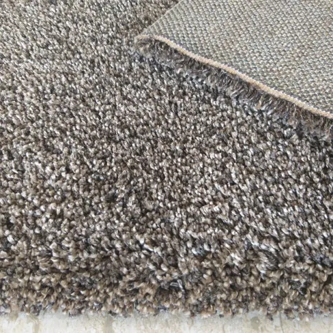 Brązowy dywan z długim włosiem do salonu Trino