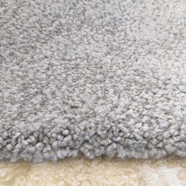 Szary prostokątny dywan typu shaggy do pokoju Trino