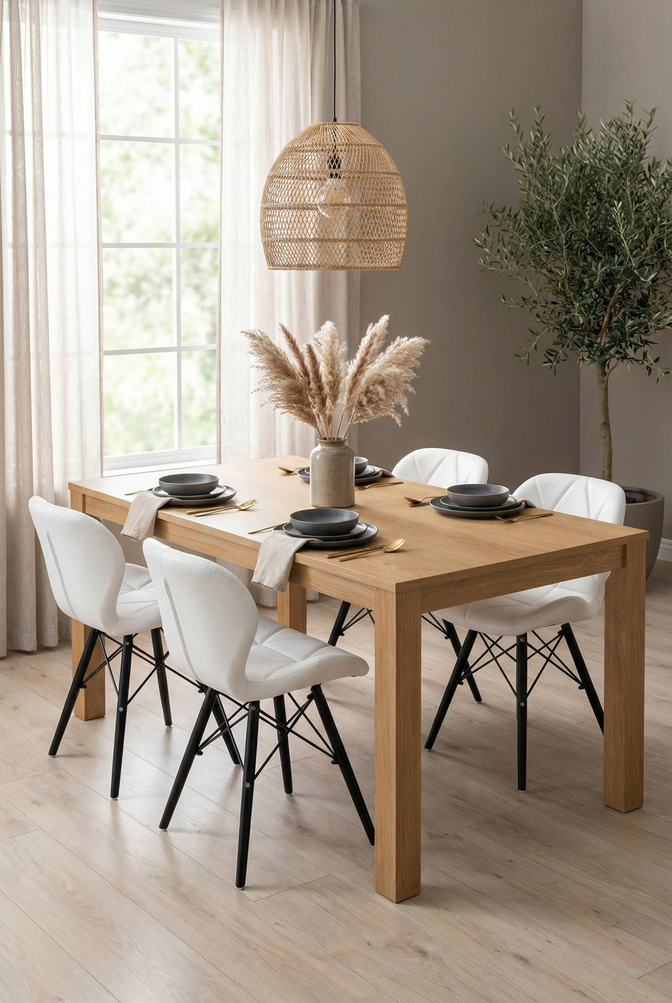 Aranżacja jadalni z tapicerowanymi krzesłami kuchennymi - Inez 5S