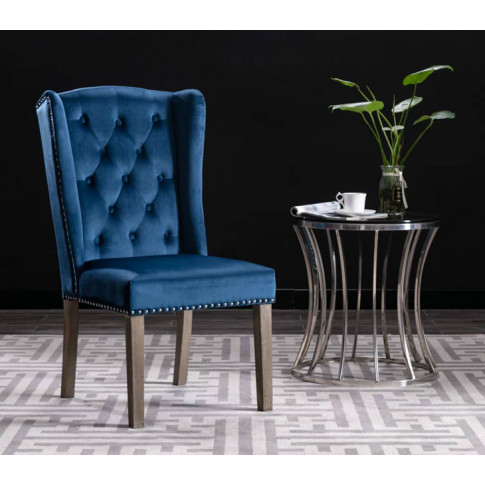 salon z wykorzystaniem eleganckiego krzesła pikowanego welurowego niebieskiego oksana