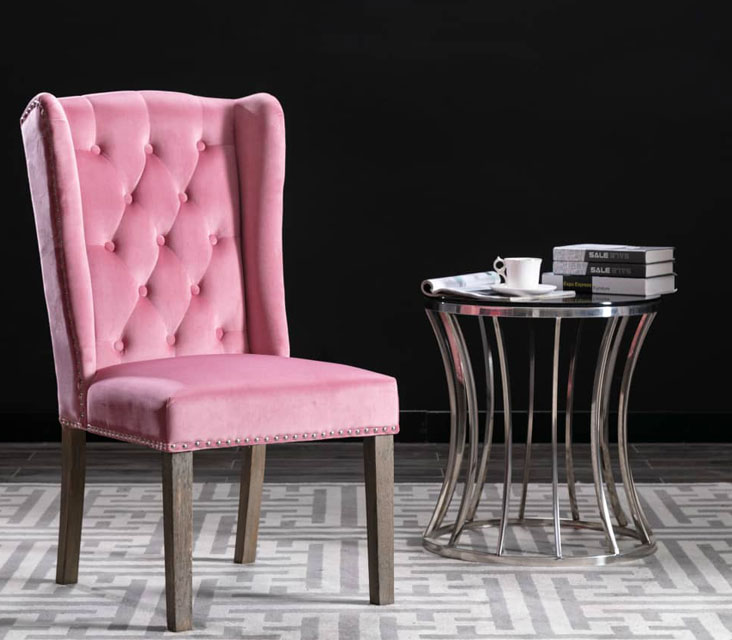 Salon z eleganckim krzesłem pikowanym różowym Oksana