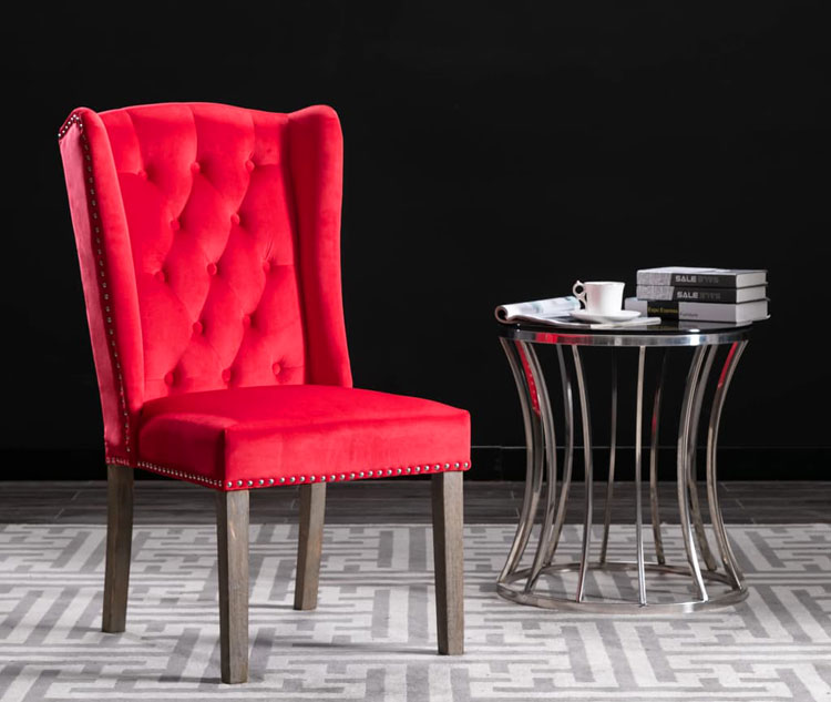 Salon z wykorzystaniem czerwonego krzesła z kołatką Inso