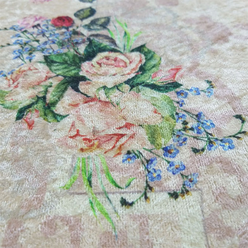 Rozowy dywan w kwiaty Kortino