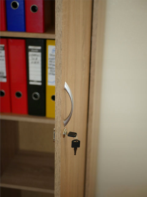 Wąska szafa biurowa z półkami zamykana na klucz Intel