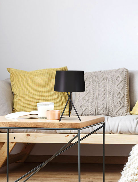 Czarna lampa stołowa z abażurem trónóg S913-Sorgus