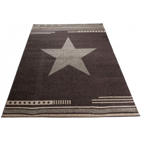 prrostokątny ciemnobrązowy dywan pokojowy z gwiazda matic