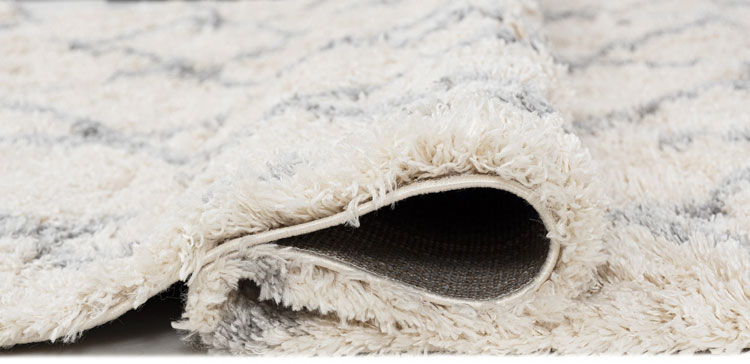 Kremowy dywan włochacz do sypialni z frędzlami - Nikari 10X