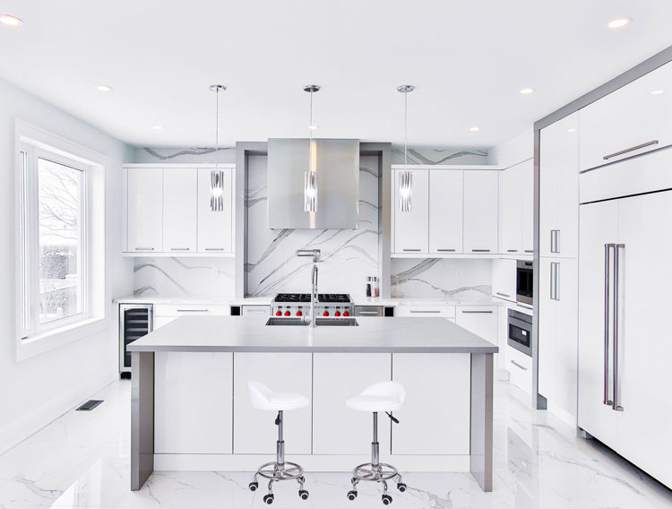 Kuchnia z wykorzystaniem stołka obrotowego na kółkach Sevo