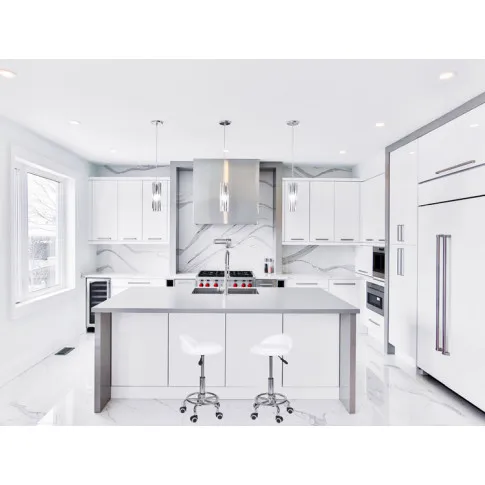 nowoczesne wnetrze z wykorzystaniem bialego taboretu kosmi