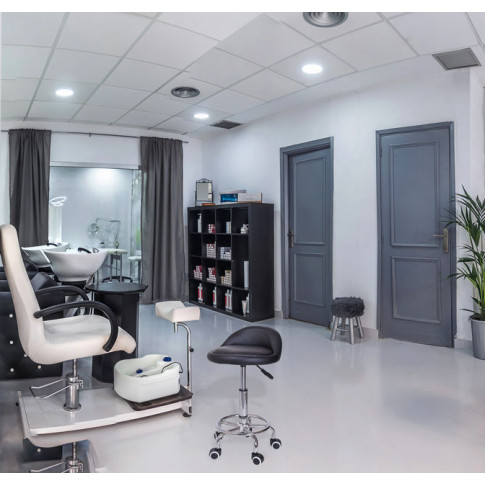 salon kosmetyczny fryzjerski z wykorzystaniem tapicerowanego taboretu kosmi