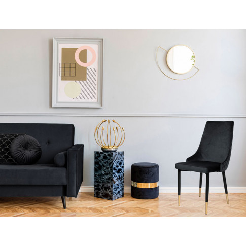 elegancki salon z wykorzystaniem czarnego tapicerowanego krzesla glamour mosi