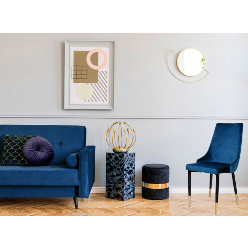 wętrze z wykorzystaniem niebieskiego welurowego krzesła tapicerowanego mosi