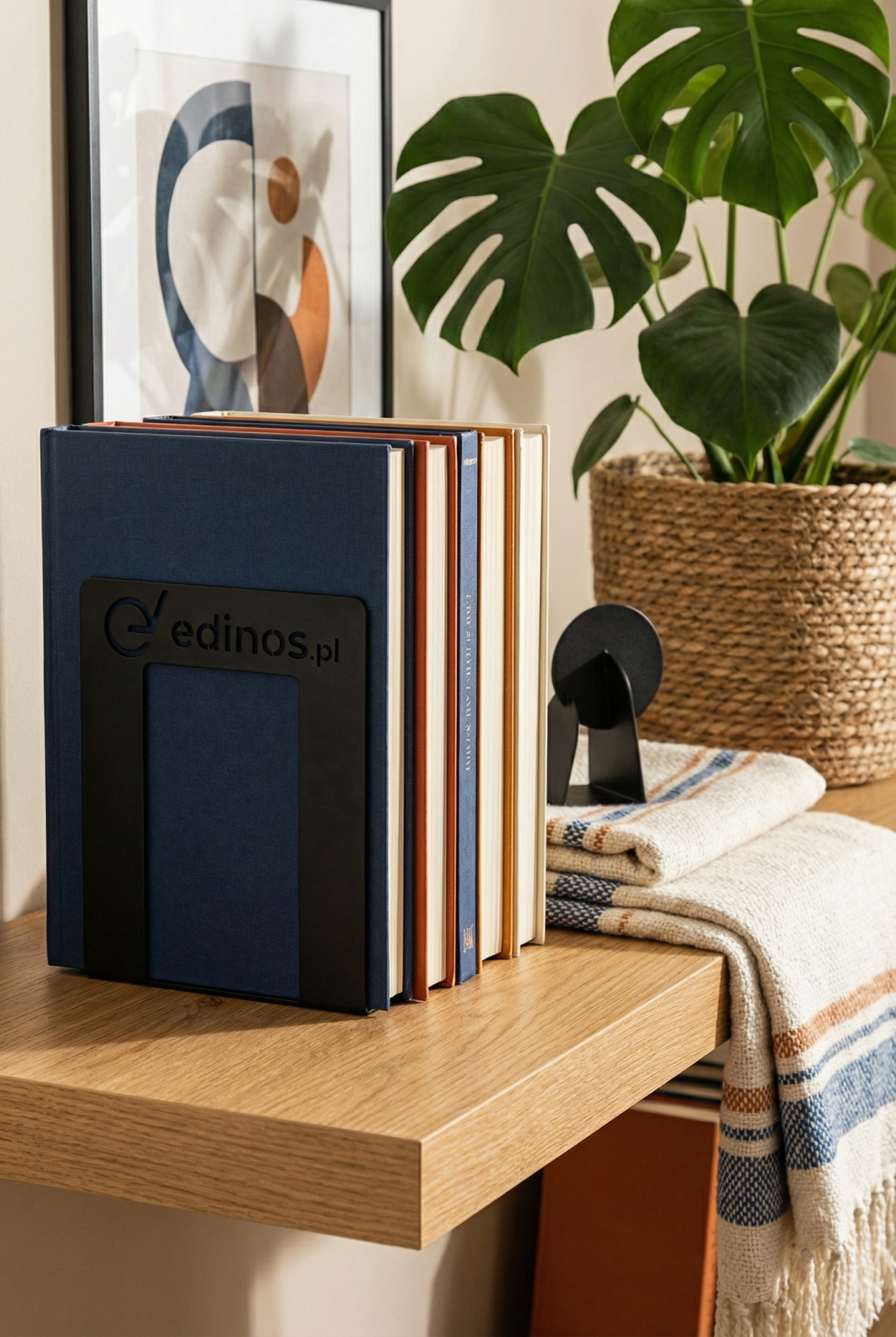 Aranżacja półki z podpórką na książki Feriono