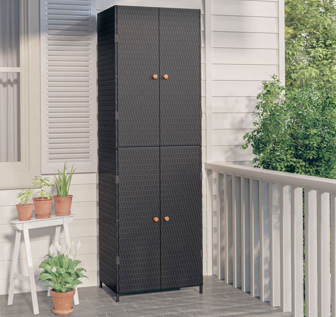 Taras z wykorzystaniem czarnej szafy wielofunkcyjnej Arwen 5X