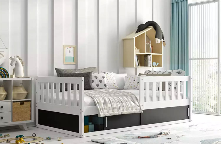 Drewniane łóżko ze schowkiem na zabawki i barierkami Apio