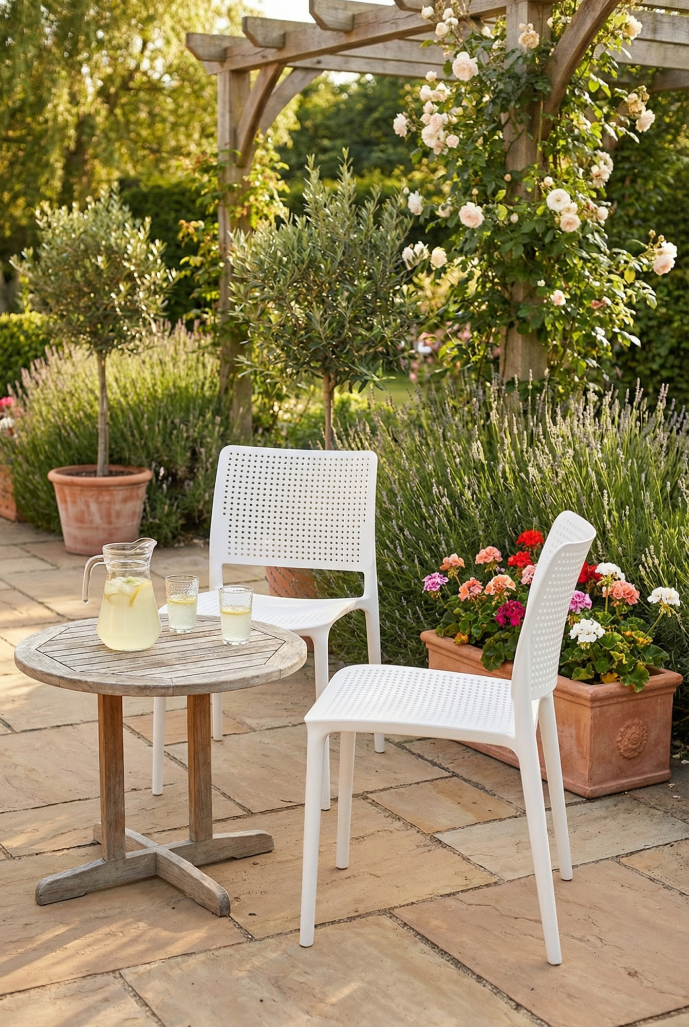 Aranżacja ogrodu z krzesłami sztaplowanymi - Merinoa