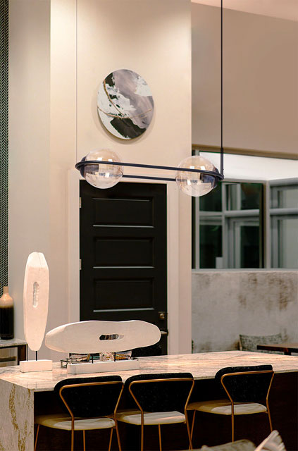 Czarna lampa wisząca z bursztynowymi kloszami nad stół A200-Karox