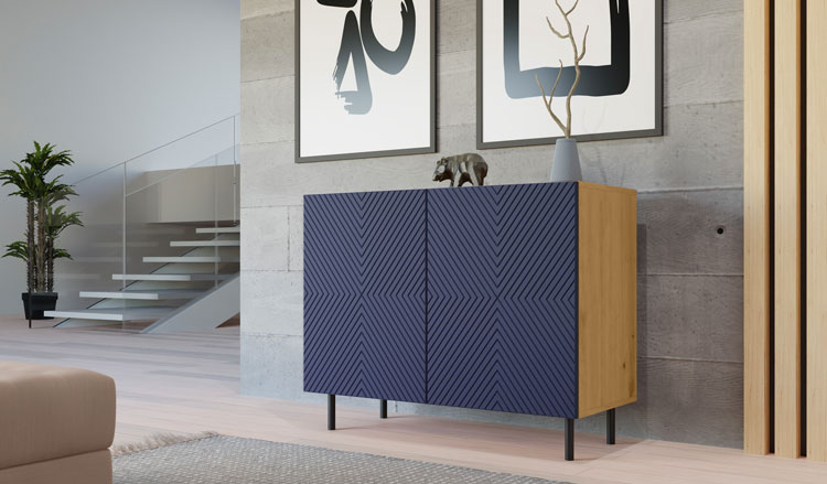 Salon z zastosowaniem niebieskiej komody na nóżkach Xeni 4x