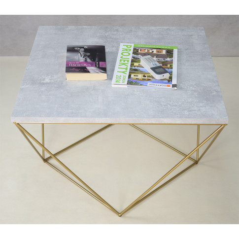 Kwadratowy stolik kawowy Galapi 3X beton złoty