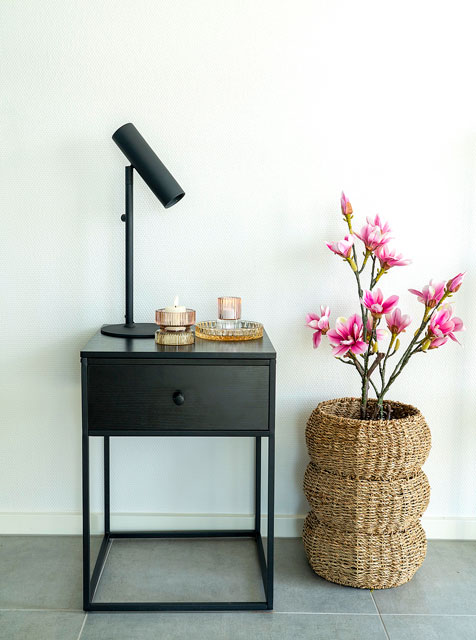 Minimalistyczna czarna szafka nocna do sypialni Galio