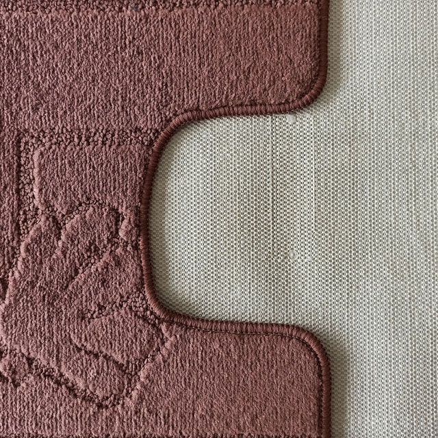 Dwa antypoślizgowe brązowe dywaniki łazienkowe Rilo