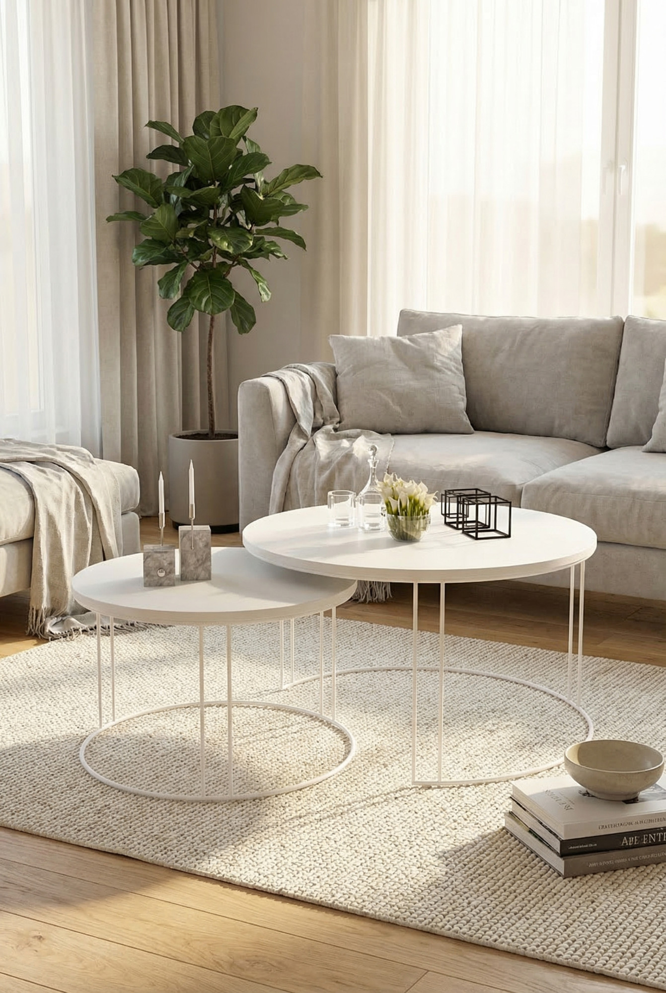 Noowczesne wnętrze z wykorzystaniem kompletu białych stolików kawowych Eksa 5X