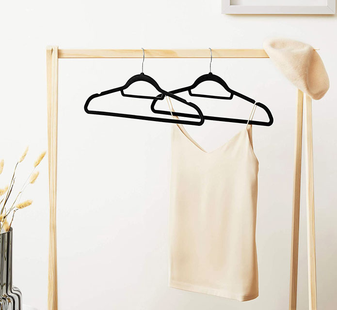 Czarne wieszaki welurowe Saba 3X