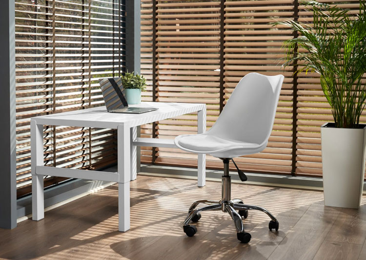 Biuro z wykorzystaniem krzesła obrotowego na kółkach w kolorze białym Fosi 3X